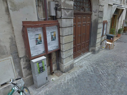 La sede del PD di Senigallia in piazza Simoncelli, angolo via Gherardi: le quattro bacheche