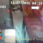 Un ladro (indicato dalla freccia) si cala dalla finestra per compiere un furto