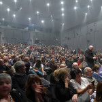Il pubblico di 'Sister Act - Il Musical' sul palco del teatro La Fenice di Senigallia