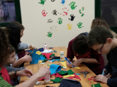 Attraverso l'artigianato, l'associazione Il Paese dei Mestieri riannoda i fili di un dialogo tra i "giovani di ieri" e i "giovani di oggi". Domenica speciale a Castellaro di Senigallia