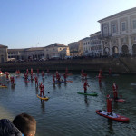 La regata dei babbi natale in sup a Senigallia
