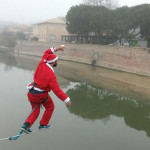 Babbo Natale sospeso sul fiume Misa