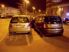 Pista clabile occupata in via Piave a Senigallia