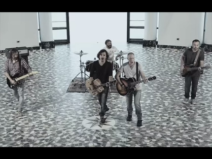 Una scena del video del primo singolo "Unconditional" del duo "Fab Box", tratto dall'album "Two" e girato alla Rotonda a Mare di Senigallia