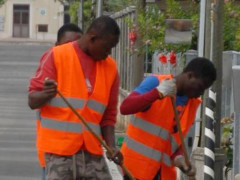 Attività di volontariato per i migranti richiedenti asilo: pulizia delle strade e decoro urbano