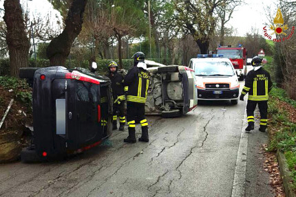 Incidente e cappottamento sulla provinciale 9 tra Castelferretti e Montecarotto