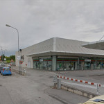 Incrocio tra via Abbagnano e parcheggi degli esercizi commerciali