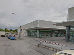 Incrocio tra via Abbagnano e parcheggi degli esercizi commerciali