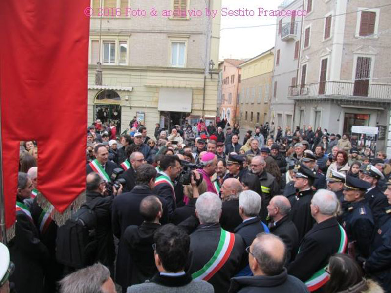 Mons. Francesco Manenti accolto a Senigallia in piazza Roma