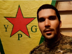 Karim Franceschi e il vessillo dell'YPG