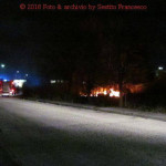 L'incendio in via Corvi alla Cesanella di Senigallia: vigili del fuoco sul posto