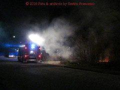 L'incendio in via Corvi alla Cesanella di Senigallia: vigili del fuoco sul posto