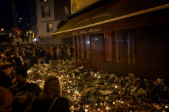 Fiori e candele a Parigi dopo gli attentati terroristici. Foto di Daniele Ferretti