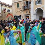 Uno dei tanti gruppi mascherati a Senigallia per il Carnevale 2016 lungo le vie del centro storico