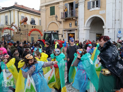 Uno dei tanti gruppi mascherati a Senigallia per il Carnevale 2016 lungo le vie del centro storico