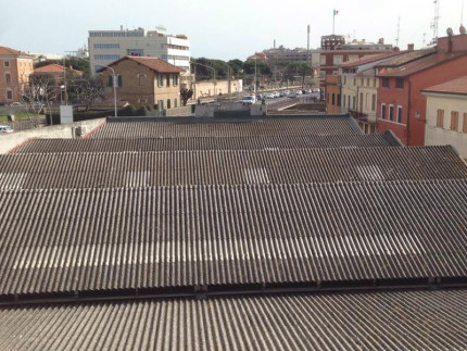 I capannoni dell'ex Alfa Romeo, nel piazzale Cairoli a Senigallia tornano al centro del dibattito sul rischio connesso all'amianto