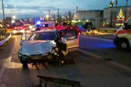 La scena dell'incidente avvenuto all'ingresso della variante SS16 a Falconara: l'intervento di Polstrada, Vigili del Fuoco e 118