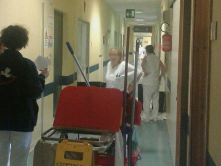 Personale al lavoro per smaltire l'acqua dovuta all'allagamento all'ospedale di Senigallia