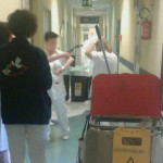 Personale al lavoro per smaltire l'acqua dovuta all'allagamento all'ospedale di Senigallia