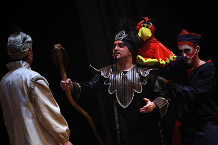 Una scena di Aladdin, il musical, al teatro La Fenice di Senigallia
