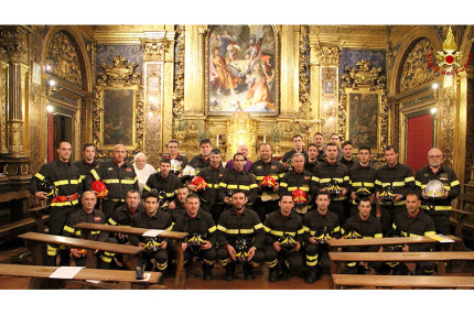 Benedetti a Senigallia gli elmi dei nuovi vigili del fuoco