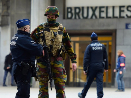 Esercito e polizia in giro per Bruxelles dopo i tragici attentati all'aeroporto e alla metropolitana