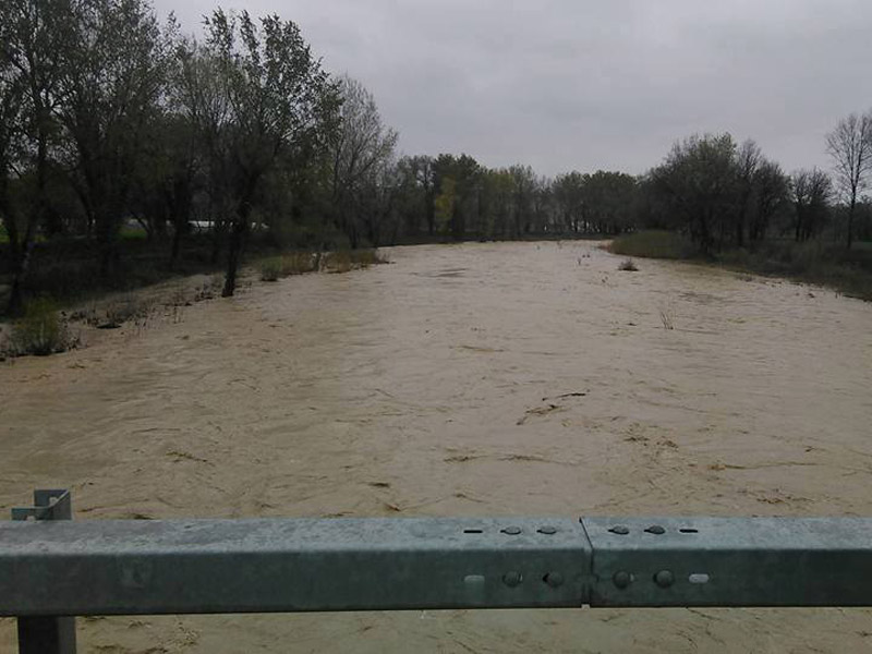 Il fiume Misa alle Bettolelle di Senigallia in piena per le piogge e per il maltempo del 23 marzo 2016