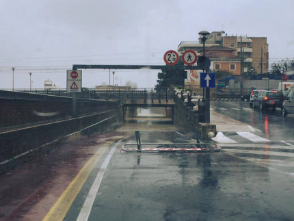 Il sottopasso allagato in via Perilli a Senigallia per il maltempo del 23 marzo 2016. Foto di Diego Vitali