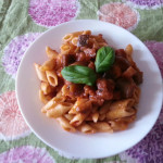 Mezze penne con melanzane e pomodoro