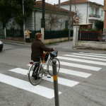 L'attraversamento sulle strisce pedonali lungo lo Stradone Misa a Senigallia