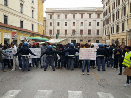 Migranti manifestano ad Ancona