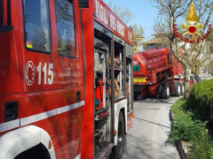 I vigili del fuoco intervenuti a Marina di Montemarciano per un incendio a una mietitrebbia