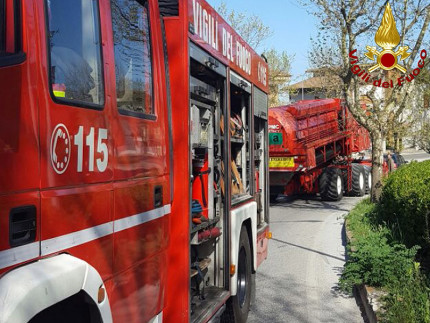 I vigili del fuoco intervenuti a Marina di Montemarciano per un incendio a una mietitrebbia