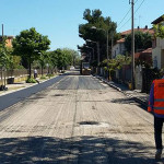 I lavori di fresatura dell'asfalto e il successivo rifacimento del manto stradale in via Rovereto, a Senigallia
