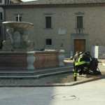 Vigili del Fuoco spengono fiamme da fontana