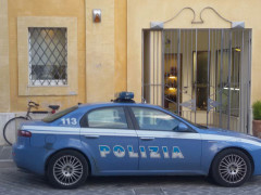 La Polizia sul luogo della rapina alla gioielleria di via Carducci, a Senigallia