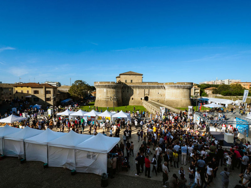 Una foto dell'edizione 2015 di Fosforo, la festa della scienza in piazza del Duca