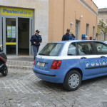Controlli della Polizia fuori dagli Uffici Postali