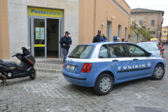 Controlli della Polizia fuori dagli Uffici Postali