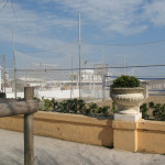 Il lungomare di Senigallia pieno di attrezzature balneari lasciate anche nei mesi invernali