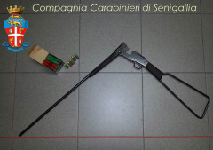 Il fucile e i proiettili sequestrati dai Carabinieri a Montemarciano