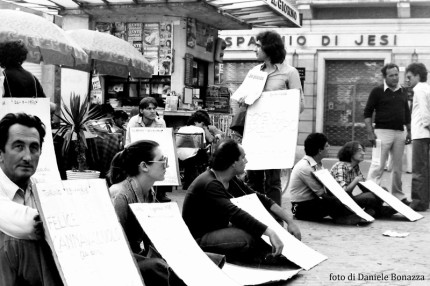 Una manifestazione durante gli anni '70 in piazza Roma, a Senigallia. Foto di Daniele Bonazza