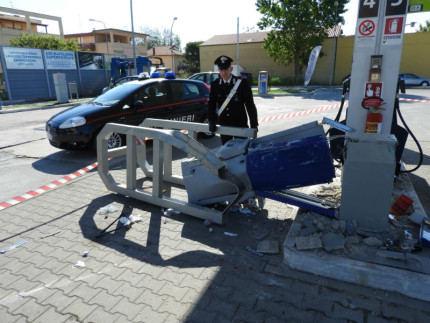 Colonnina del self service abbattuta durante il furto al distributore Q8 al Cesano di Senigallia. Indagano i Carabinieri