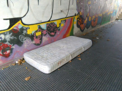 Un materasso abbandonato in un sottopasso di Senigallia