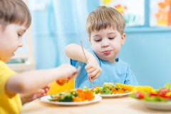 Pasti vegani e vegetariani per i bambini alla mensa scolastica