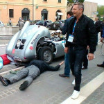 Auto della Mille Miglia in difficoltà dopo il passaggio in piazza Saffi a Senigallia