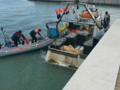 Le operazioni di recupero dopo il ritrovamento del cadavere nel mare antistante Senigallia