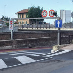 Il sottopasso di via Perilli a Senigallia: le strisce pedonali finiscono sulla pista ciclabile ed è presente un divieto di accesso per i pedoni