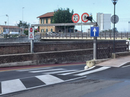Il sottopasso di via Perilli a Senigallia: le strisce pedonali finiscono sulla pista ciclabile ed è presente un divieto di accesso per i pedoni