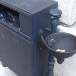 Un cestino porta rifiuti nel centro storico di Senigallia a cui è stato aggiunto il posacenere